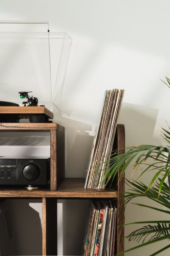 szafka-na-gramofon-i-plyty-winylowe-02-opt.jpg