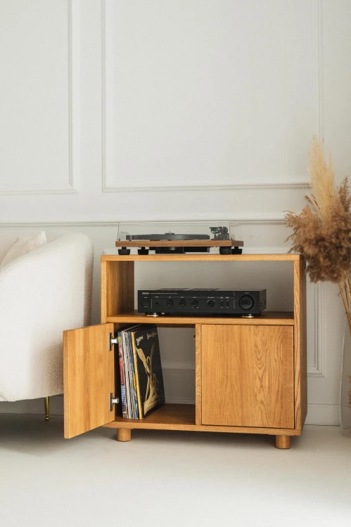 szafka-na-plyty-winylowe-i-gramofon.jpg