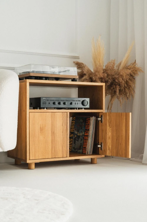 szafka-na-plyty-winylowe-i-gramofon.jpg