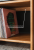 szafka-na-plyty-winylowe-i-gramofon.jpg