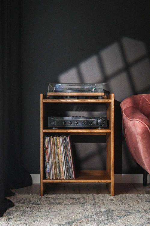 szafka-na-plyty-winylowe-i-gramofon.jpg