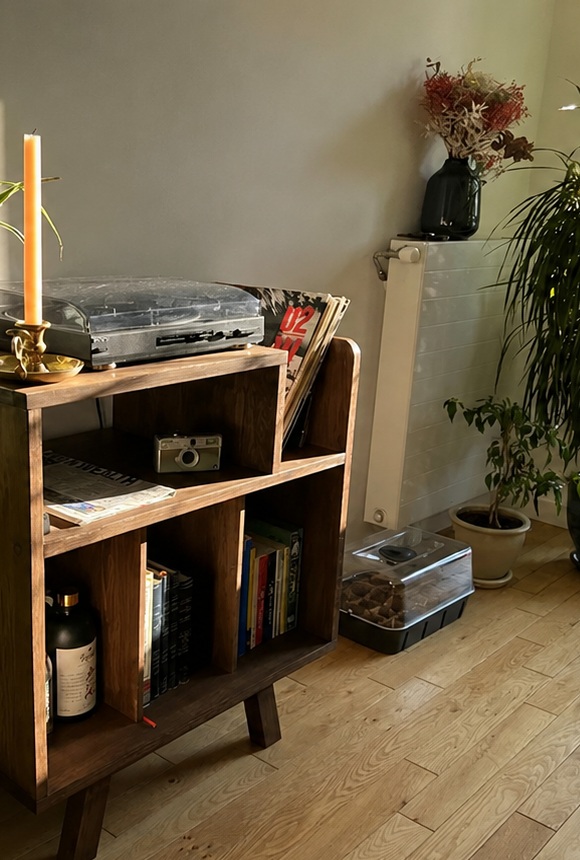 Szafka Vinyl Vibe z gramofonem we wnętrzu Léi z Francji