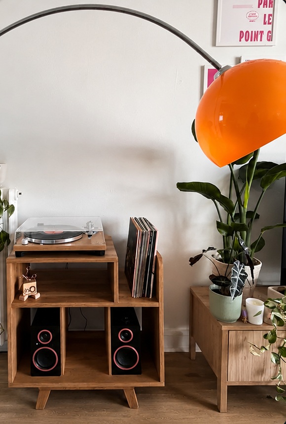 Szafka na gramofon i winyle Vinyl Vibe u Manon z Francji